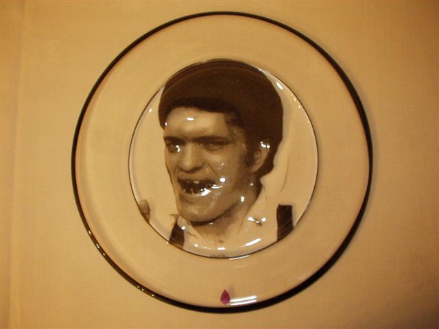 Jaws plate in gral gift from 007 Museum in Sweden to Richard Kiel  21/11-2004